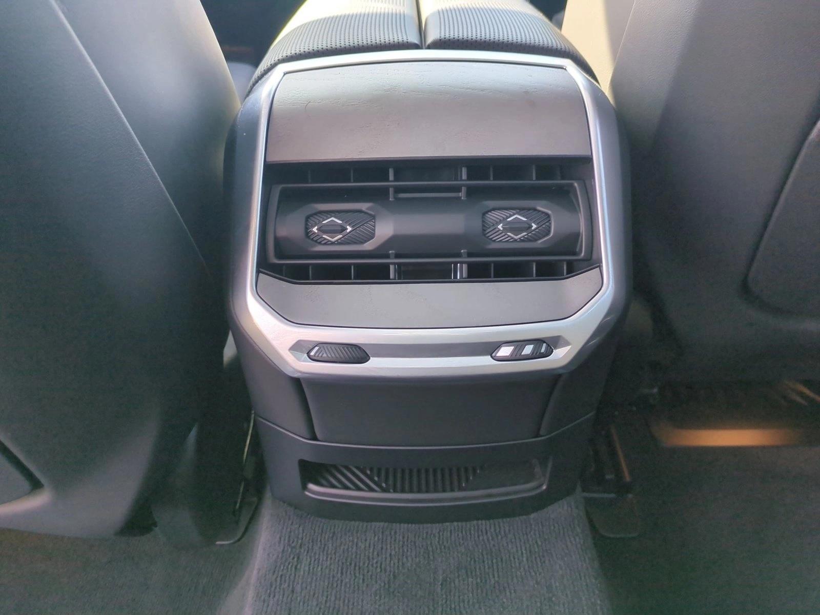 2025 BMW i7 50 - Photo 18