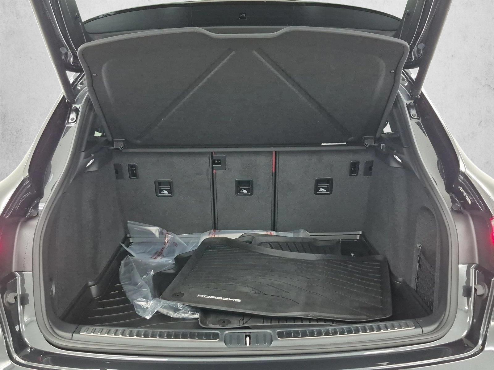 2026 Porsche Macan T - Photo 10