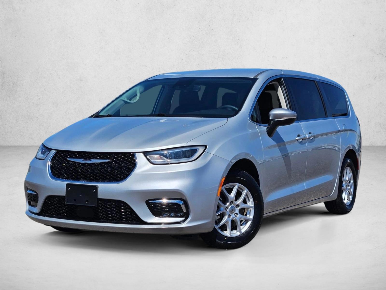 2023 Chrysler Pacifica Touring L's photo