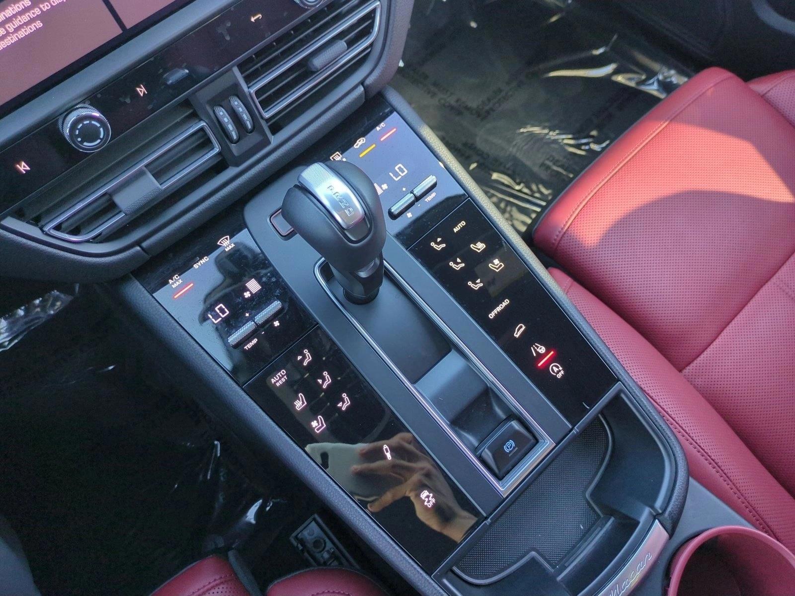 2025 Porsche Macan T - Photo 12