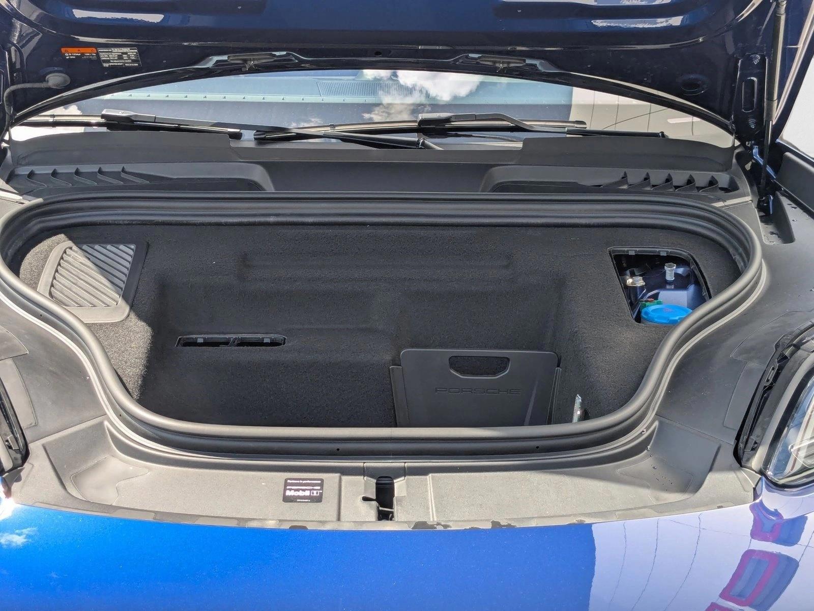 2025 Porsche Macan Turbo Electric - Photo 25