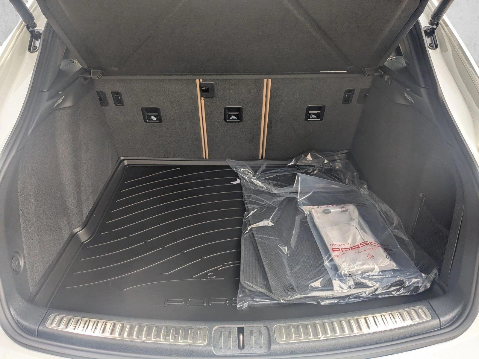 2026 Porsche Macan T - Photo 23