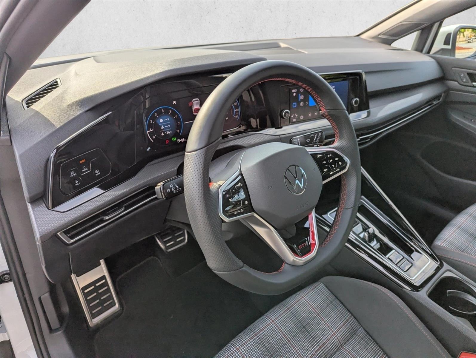 Thumbnail: 2024 Volkswagen Golf - 3