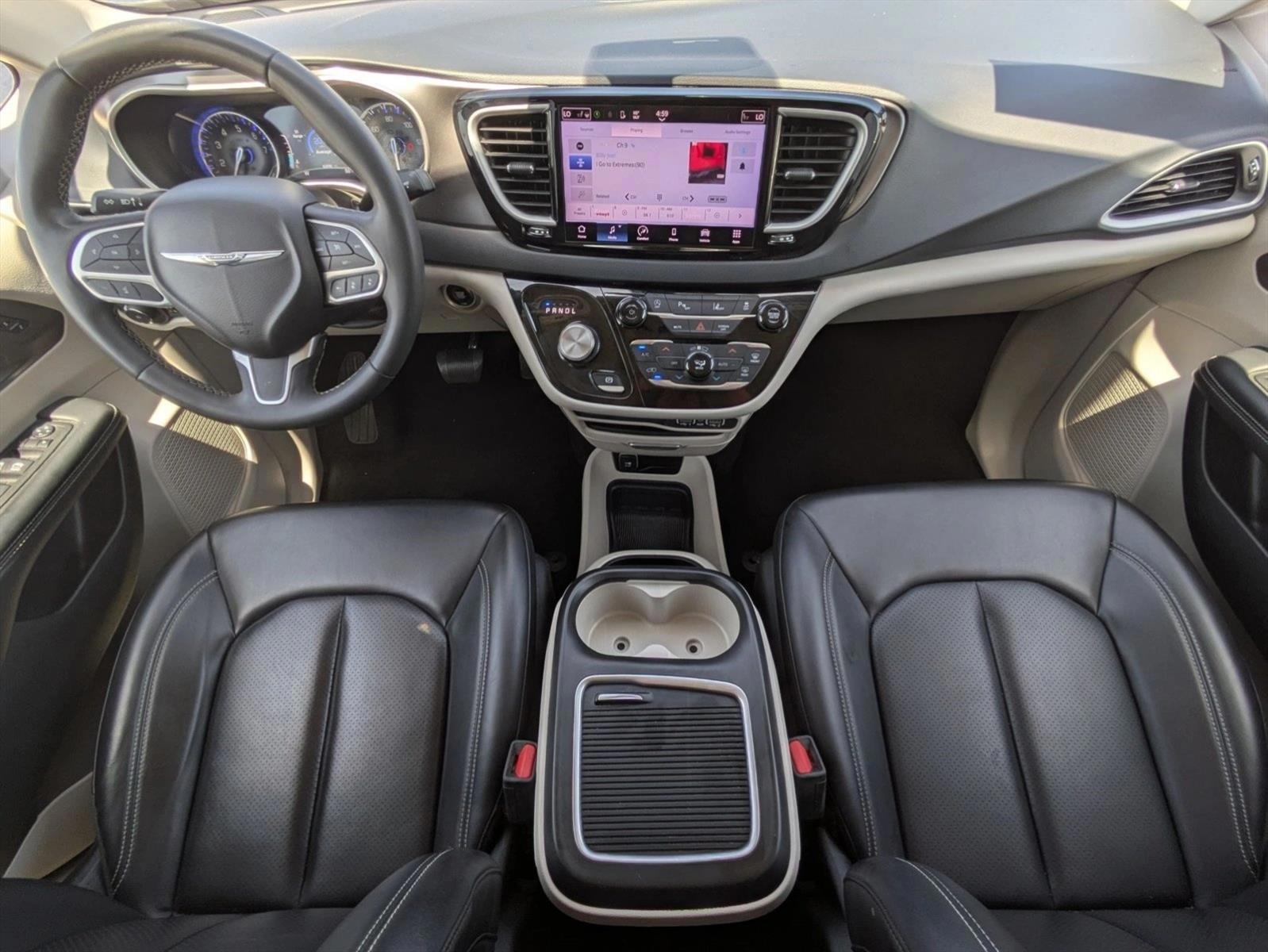 Thumbnail: 2023 Chrysler Pacifica - 4