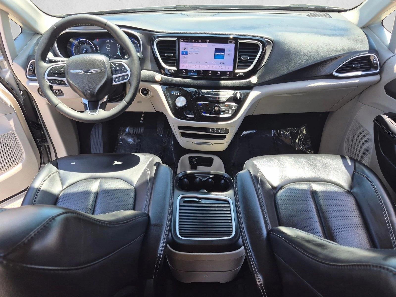 Thumbnail: 2023 Chrysler Pacifica - 3