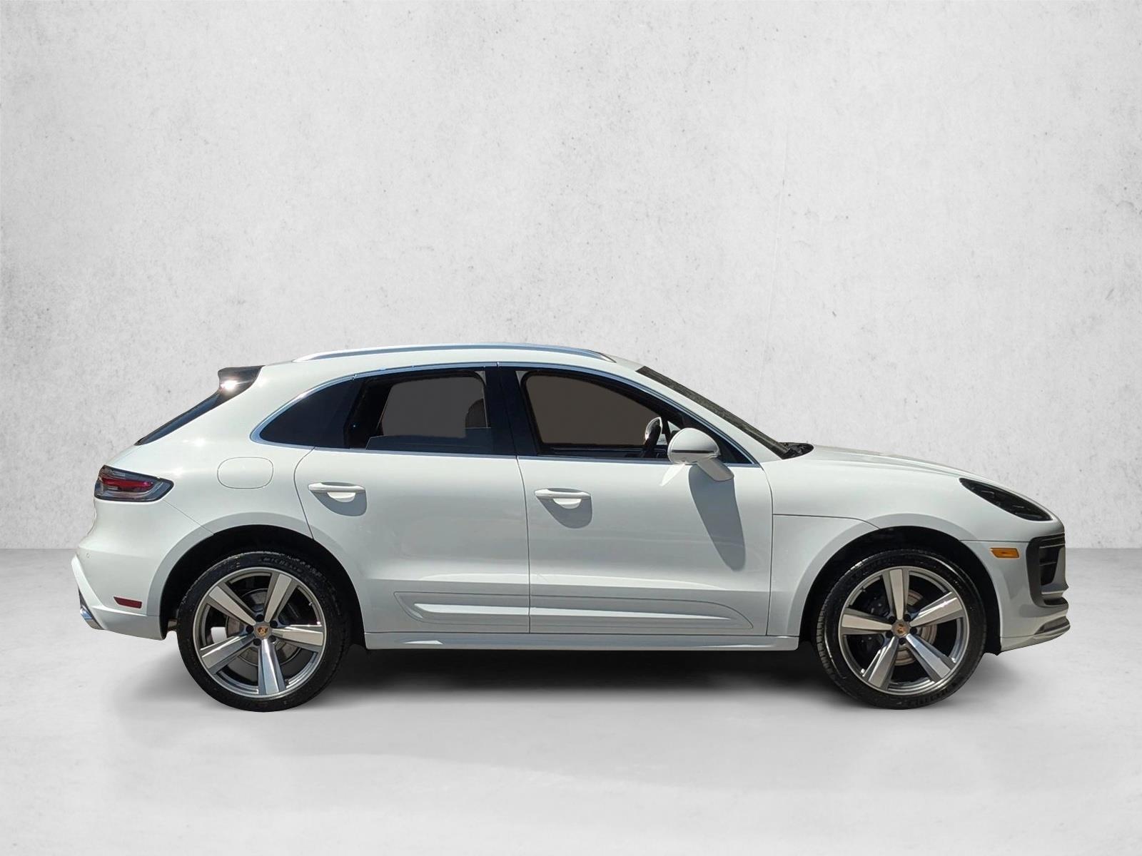2026 Porsche Macan T - Photo 8