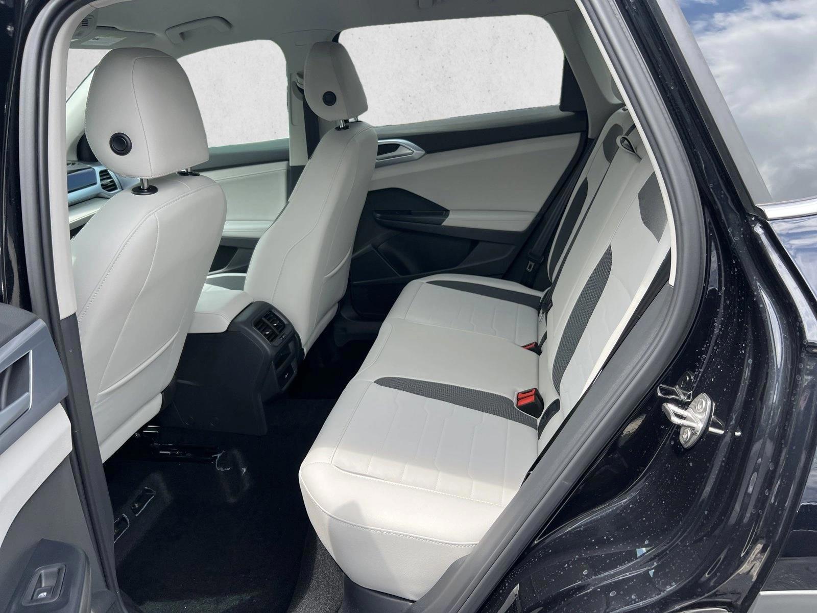 2025 Volkswagen Taos SE - Photo 16