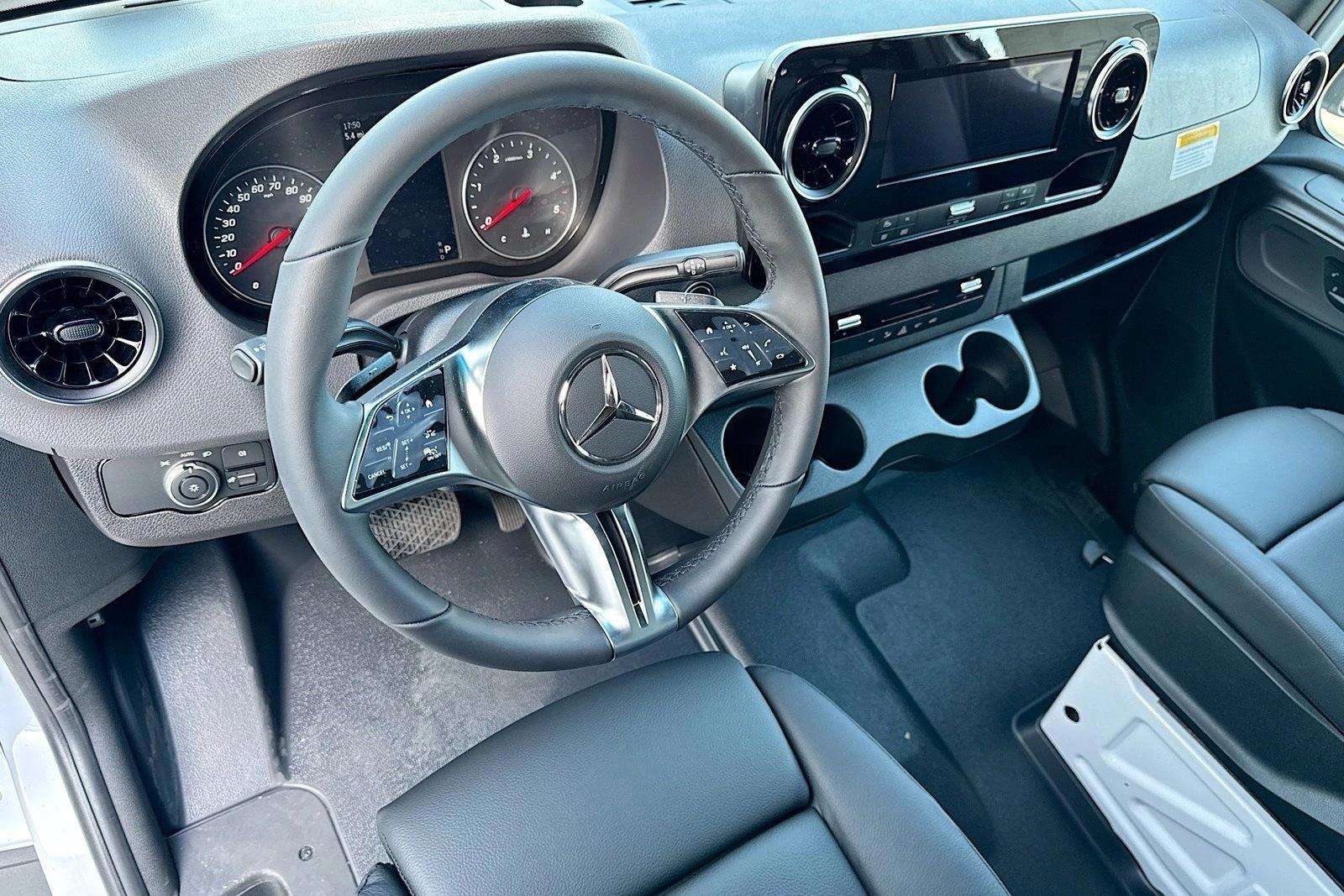 Thumbnail: 2026 Mercedes-Benz Sprinter - 3