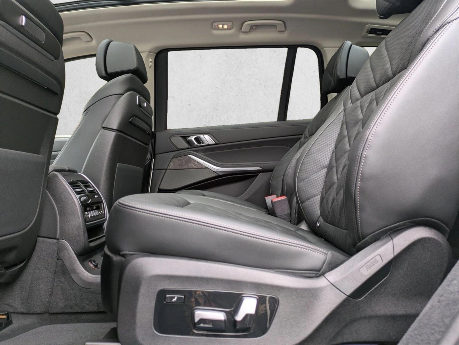 Thumbnail: 2026 BMW X7 - 5