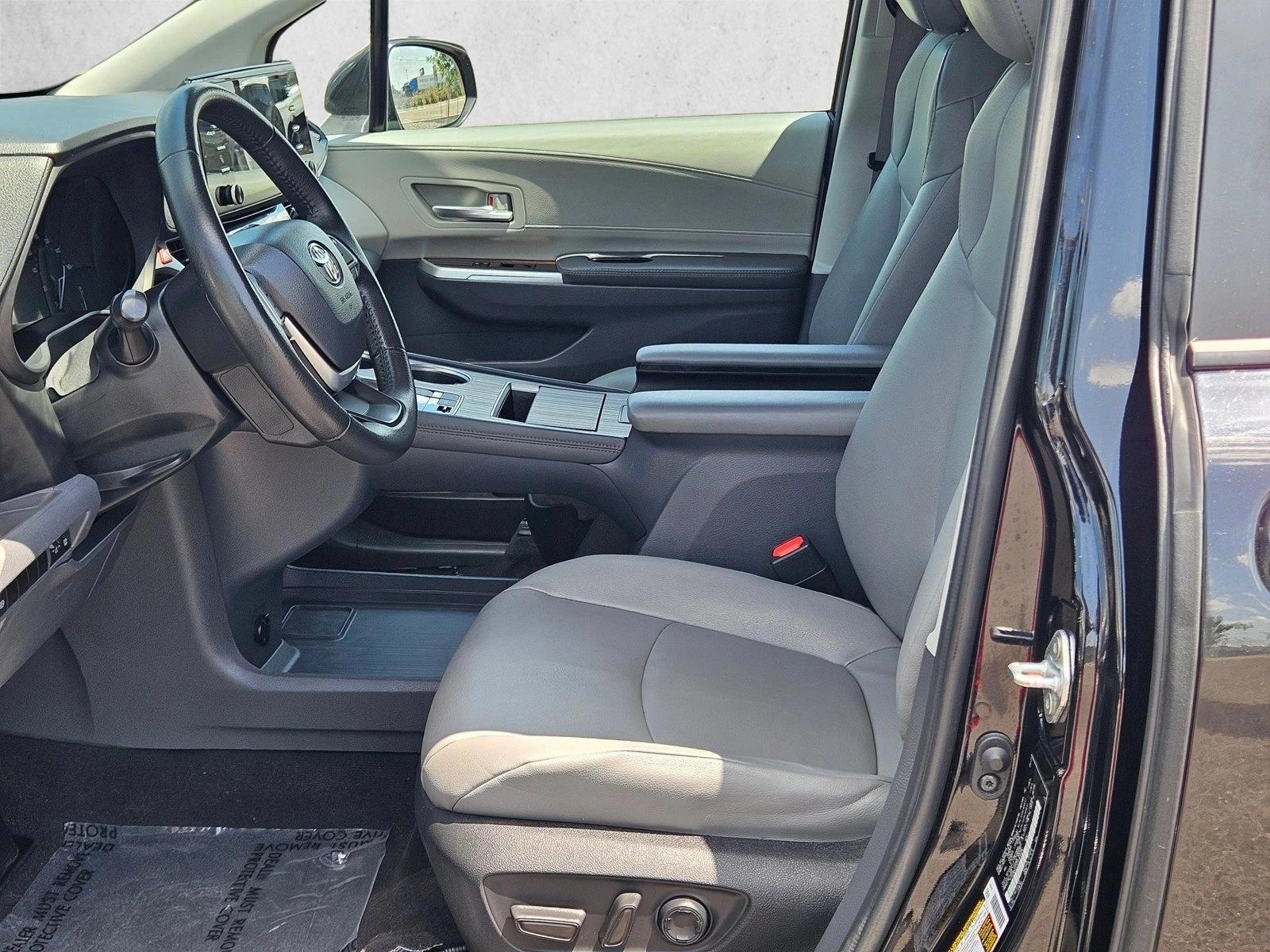 2023 Toyota Sienna XLE - Photo 14