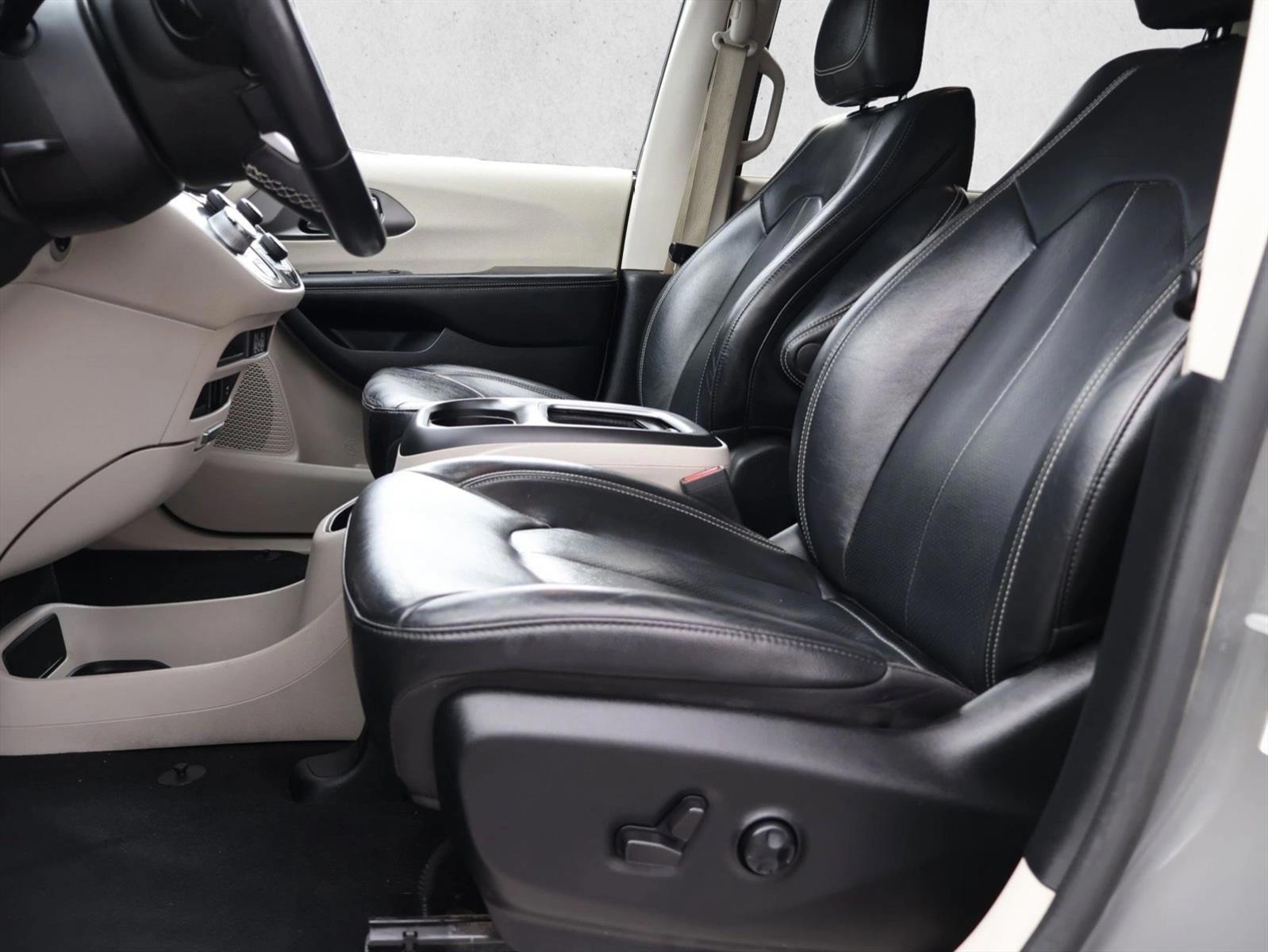 Thumbnail: 2022 Chrysler Pacifica - 4