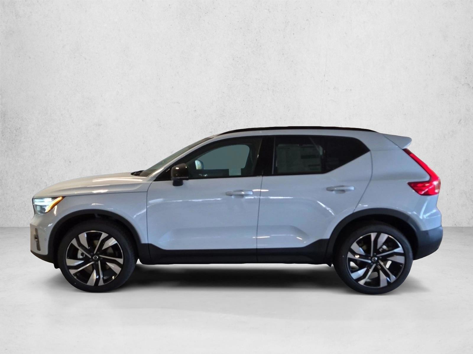 Thumbnail: 2026 Volvo XC40 - 2