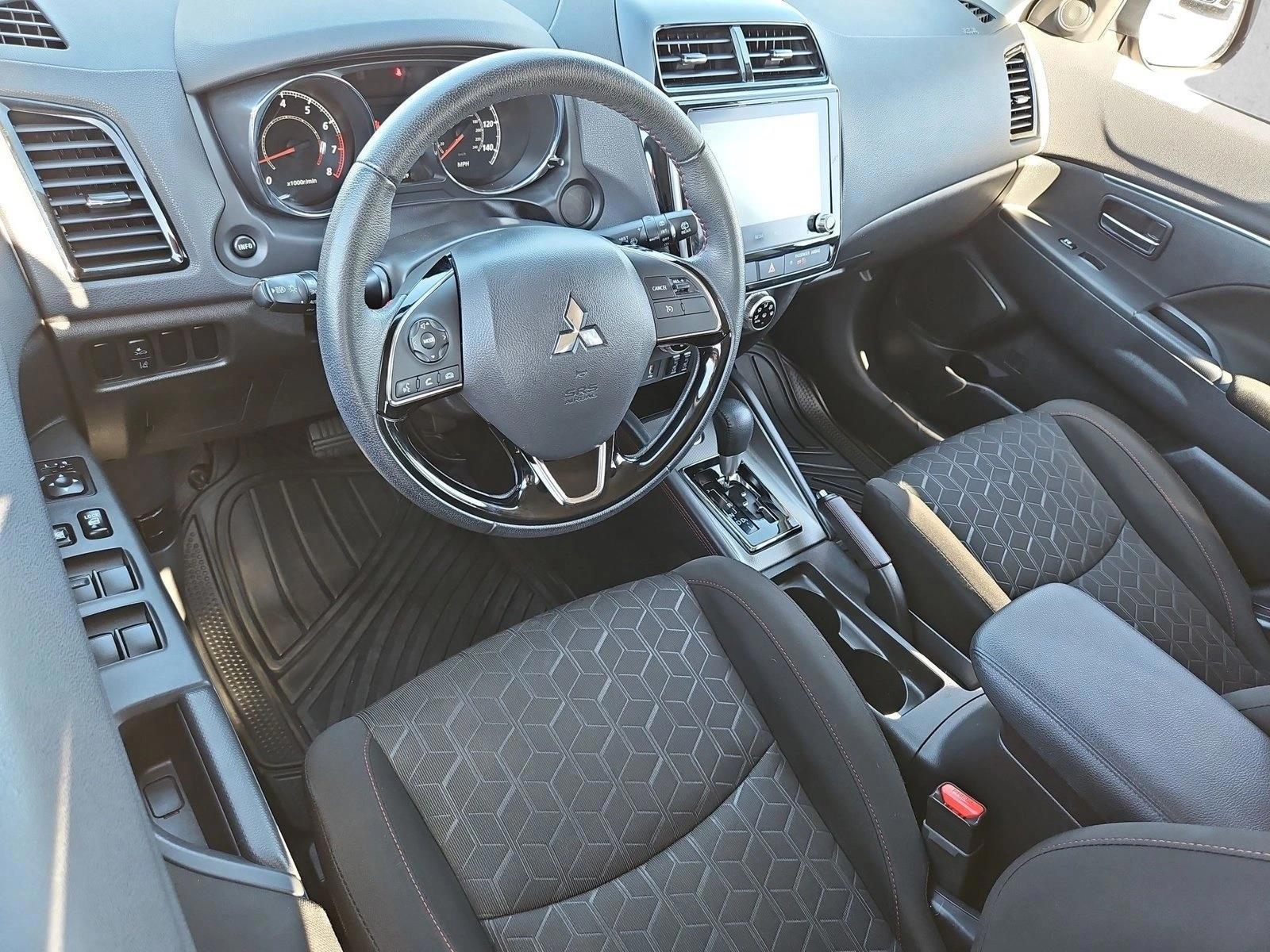 Thumbnail: 2023 Mitsubishi Outlander - 3
