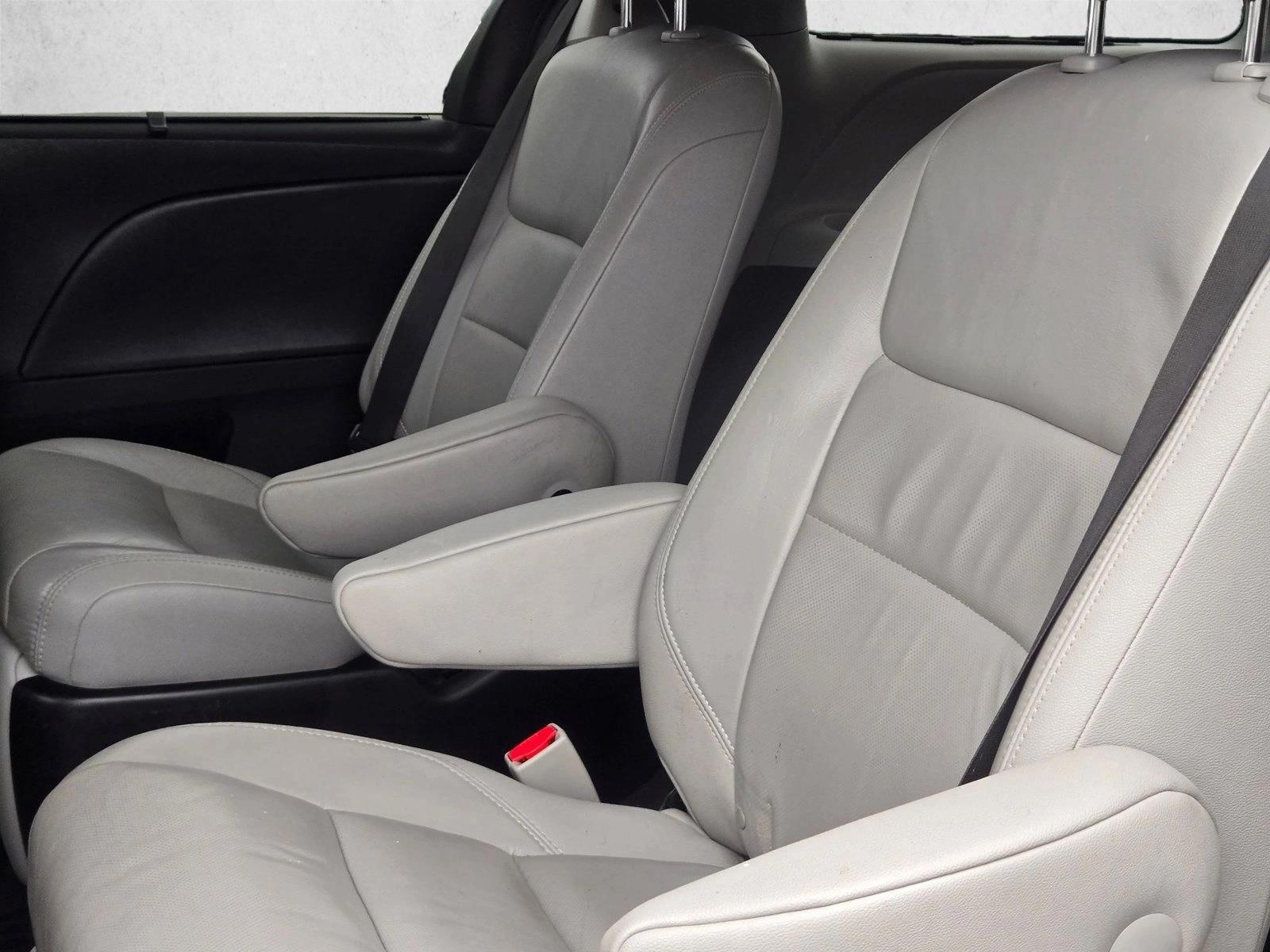 Thumbnail: 2015 Toyota Sienna - 3