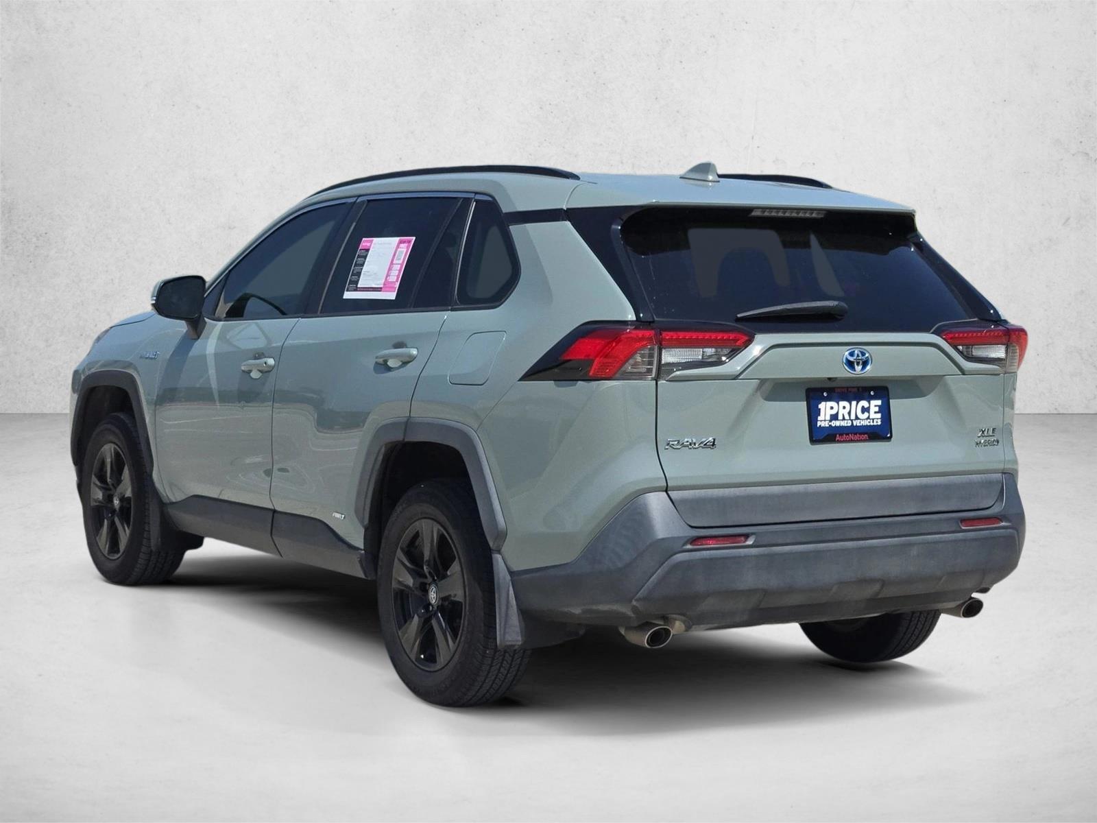 2020 Toyota RAV4 XLE - Photo 8