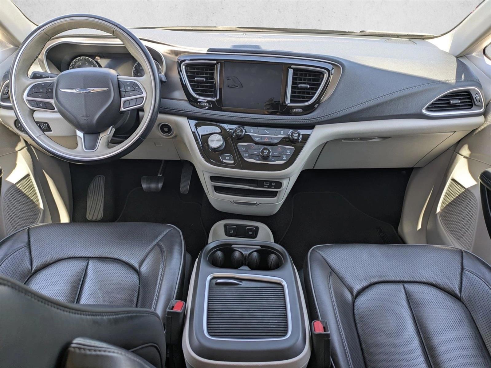 Thumbnail: 2017 Chrysler Pacifica - 3