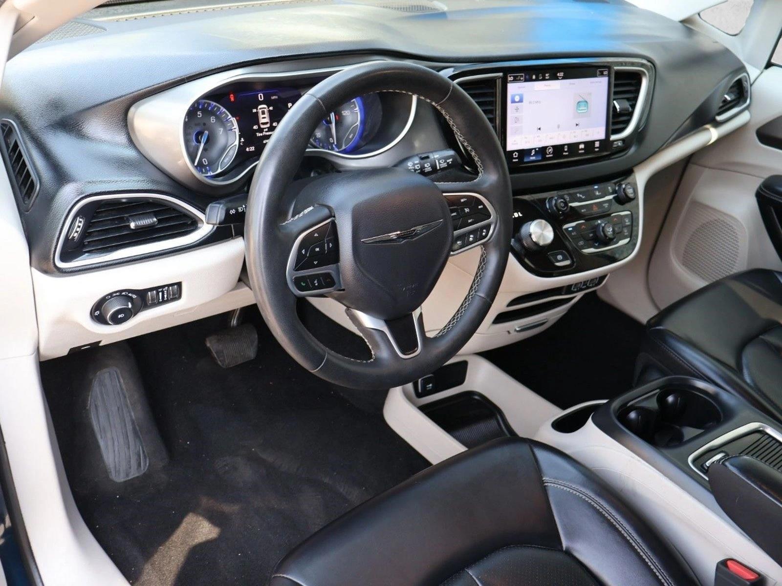 Thumbnail: 2023 Chrysler Pacifica - 3
