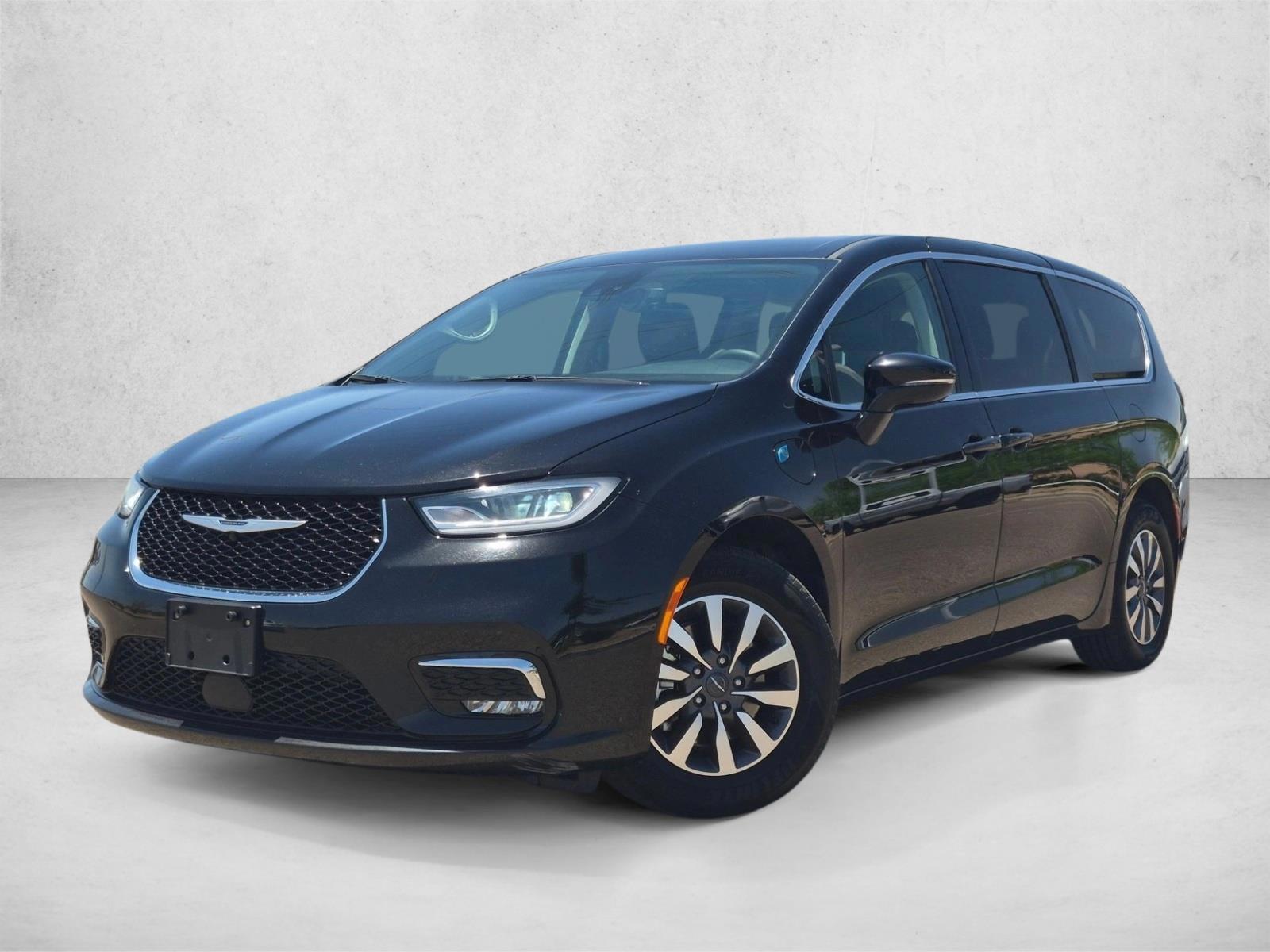 2024 Chrysler Pacifica Hybrid Select PHEV's photo