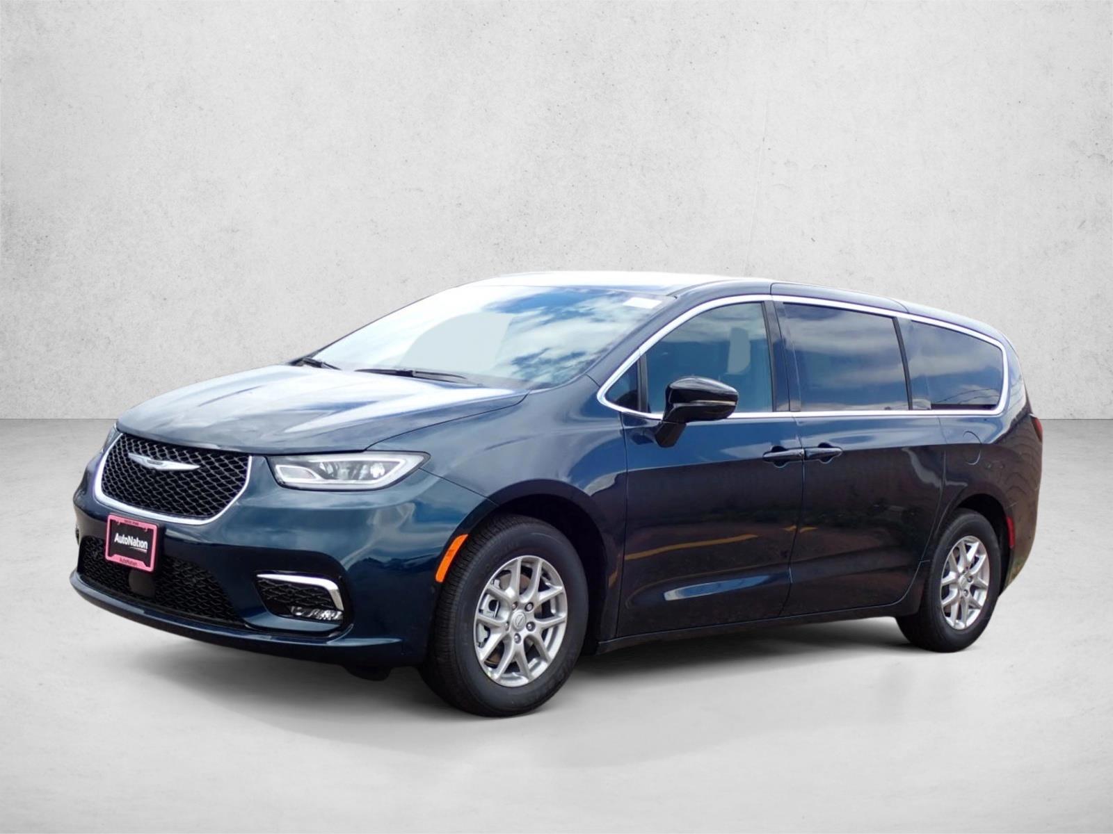 2025 Chrysler Pacifica Select's photo