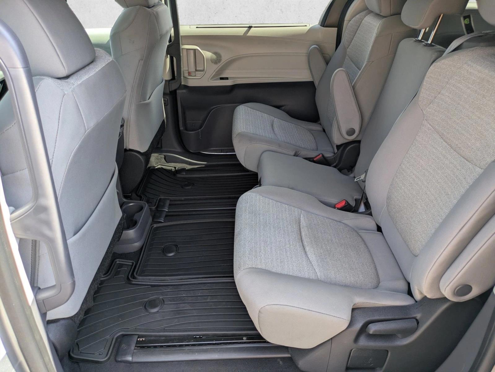 2024 Toyota Sienna LE - Photo 17
