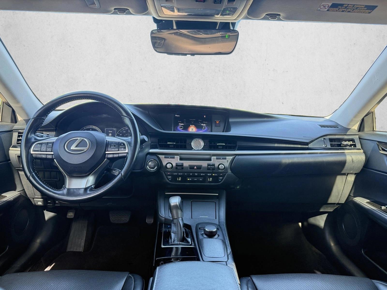 Thumbnail: 2018 Lexus ES - 3
