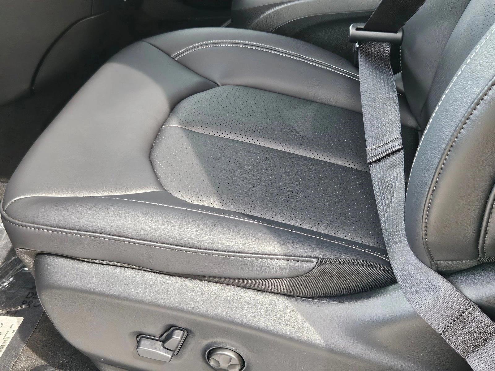 Thumbnail: 2026 Chrysler Pacifica - 4