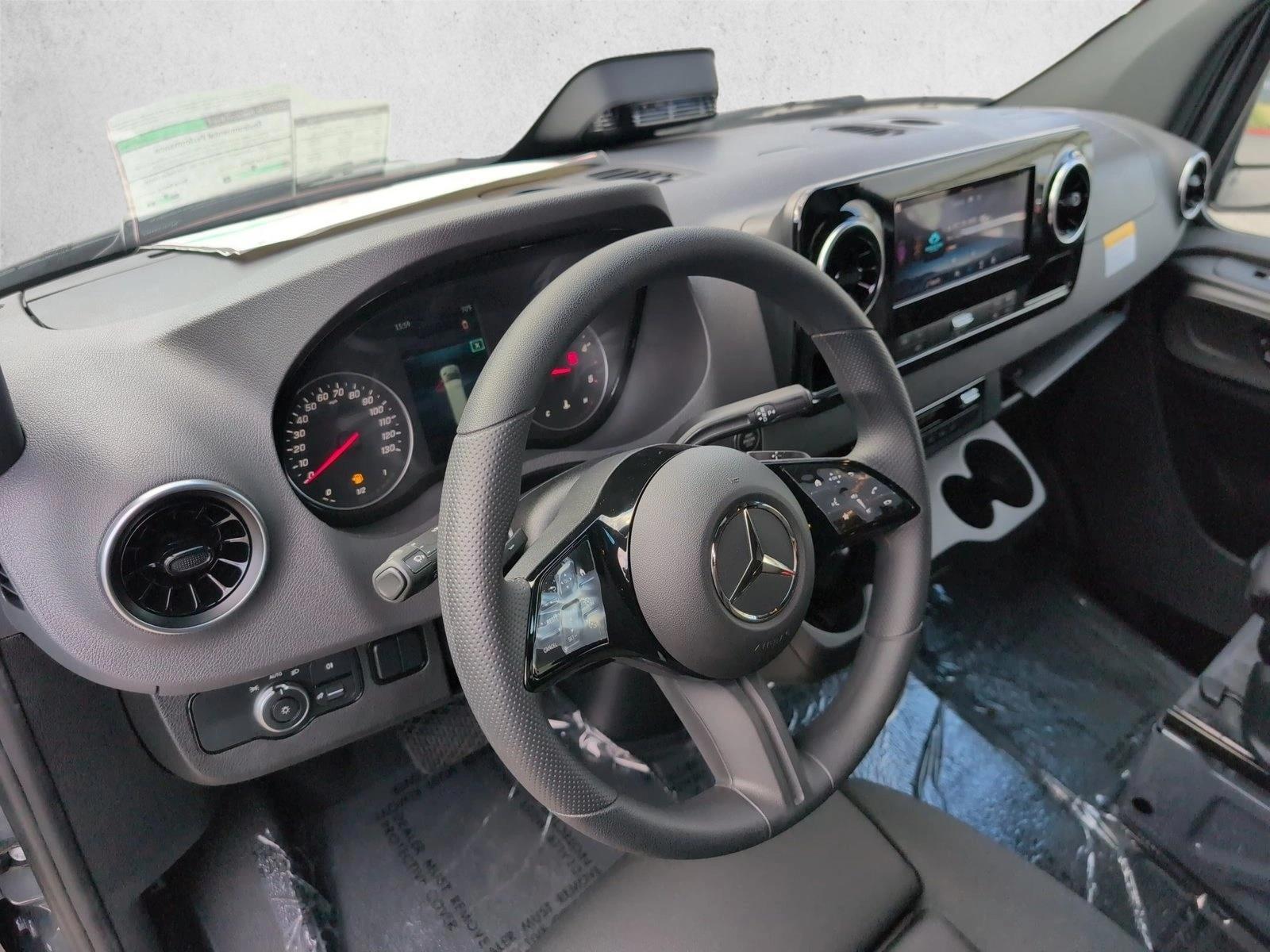 Thumbnail: 2025 Mercedes-Benz Sprinter - 3