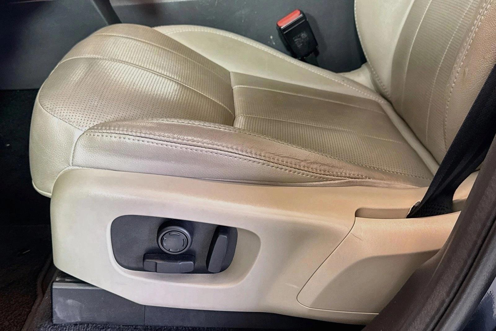 Thumbnail: 2019 Land Rover Discovery - 3