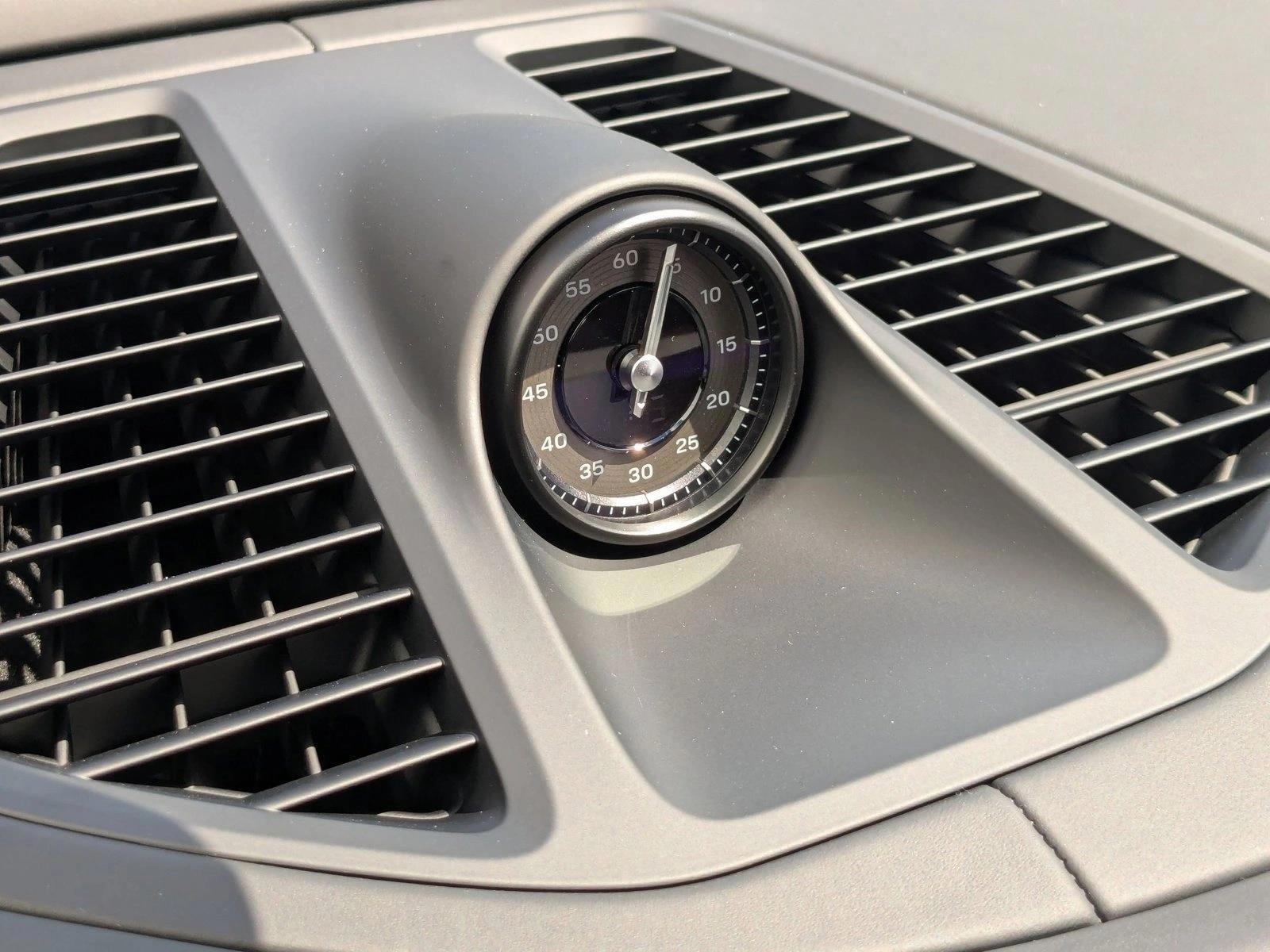 2025 Porsche Macan Turbo Electric - Photo 21