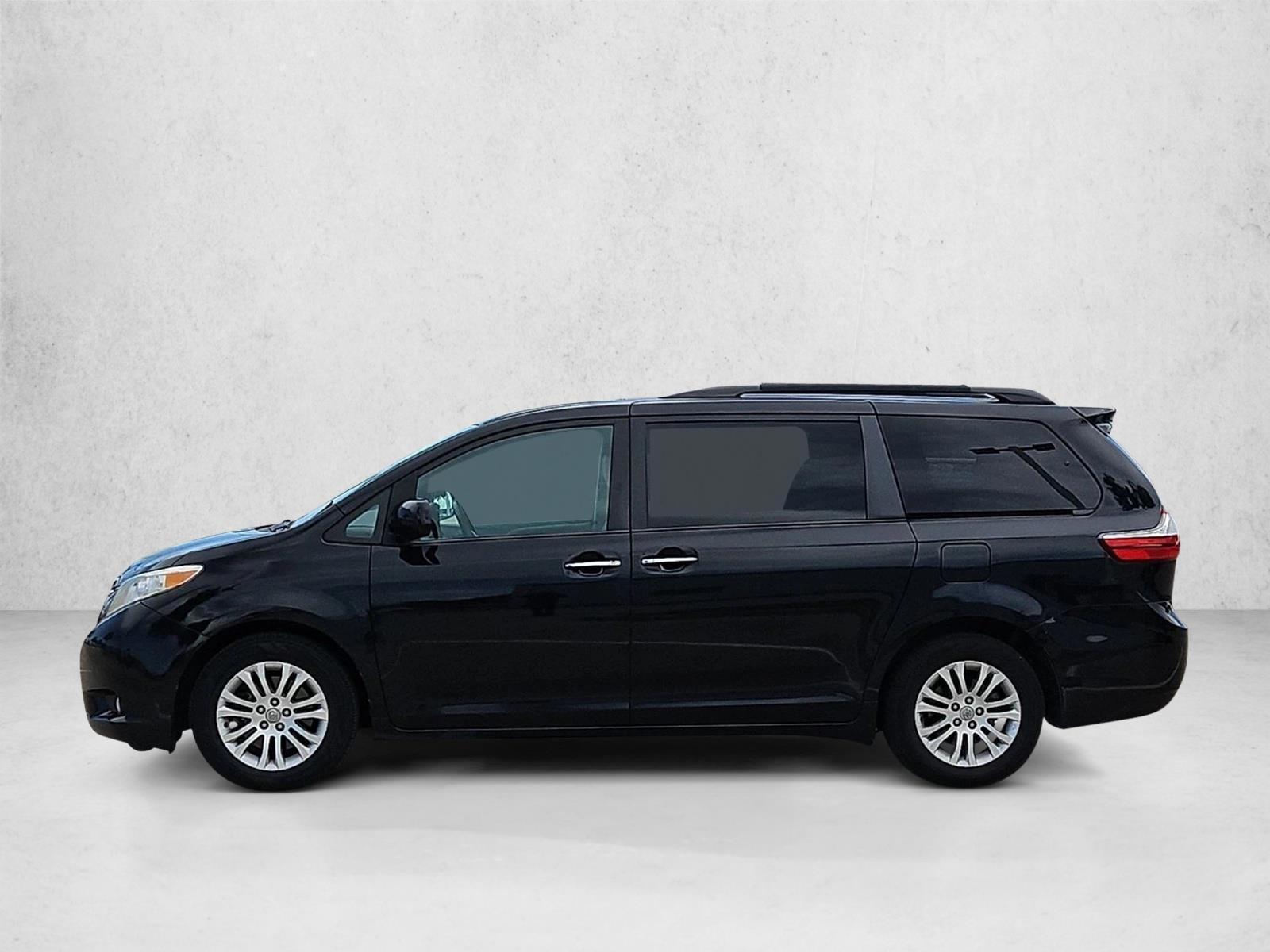 Thumbnail: 2017 Toyota Sienna - 2