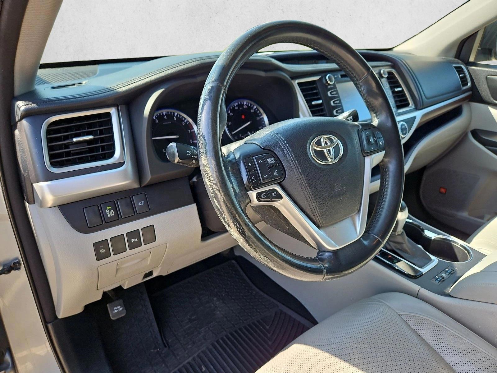 Thumbnail: 2015 Toyota Highlander - 3