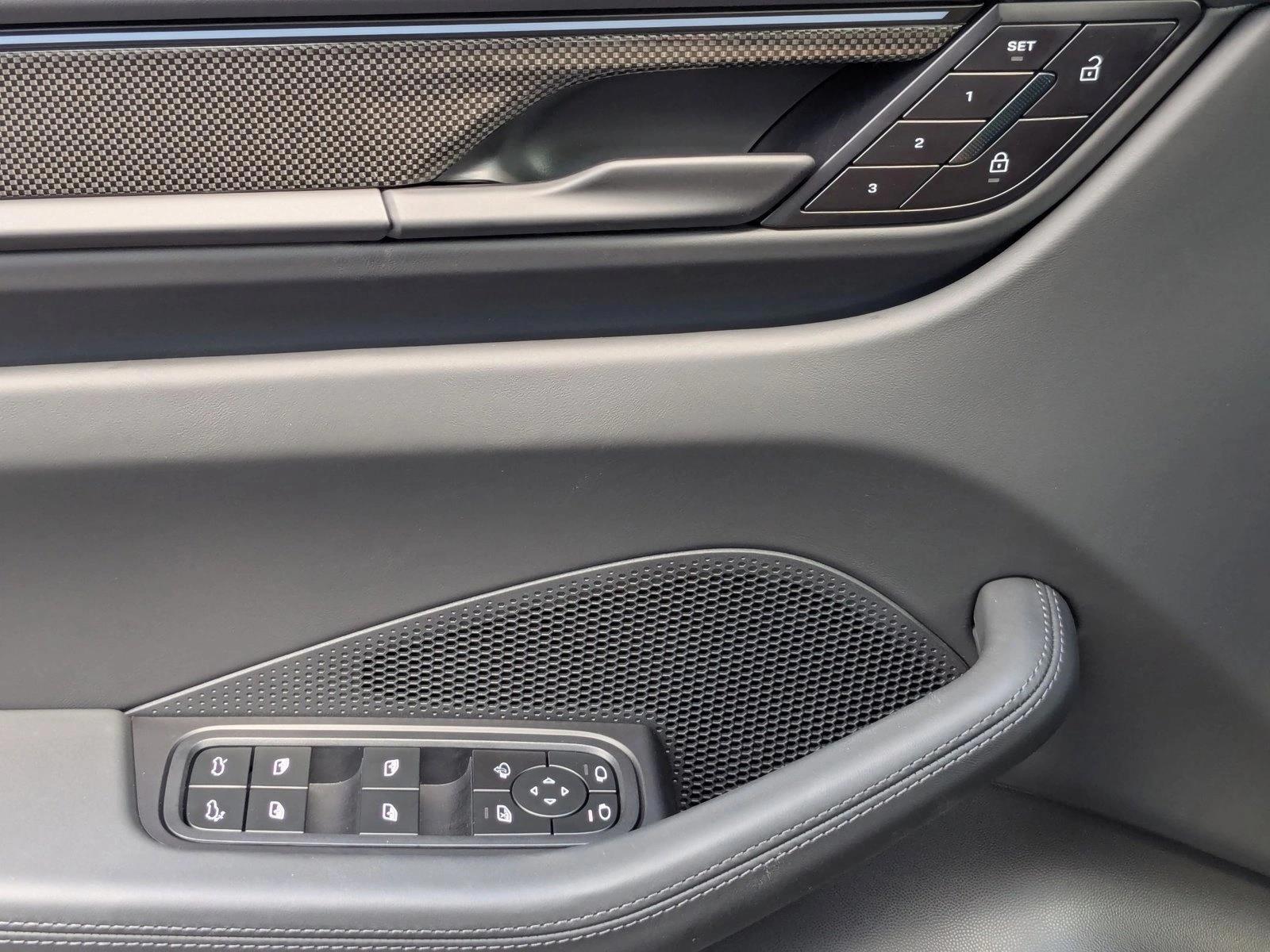 2025 Porsche Macan Turbo Electric - Photo 15