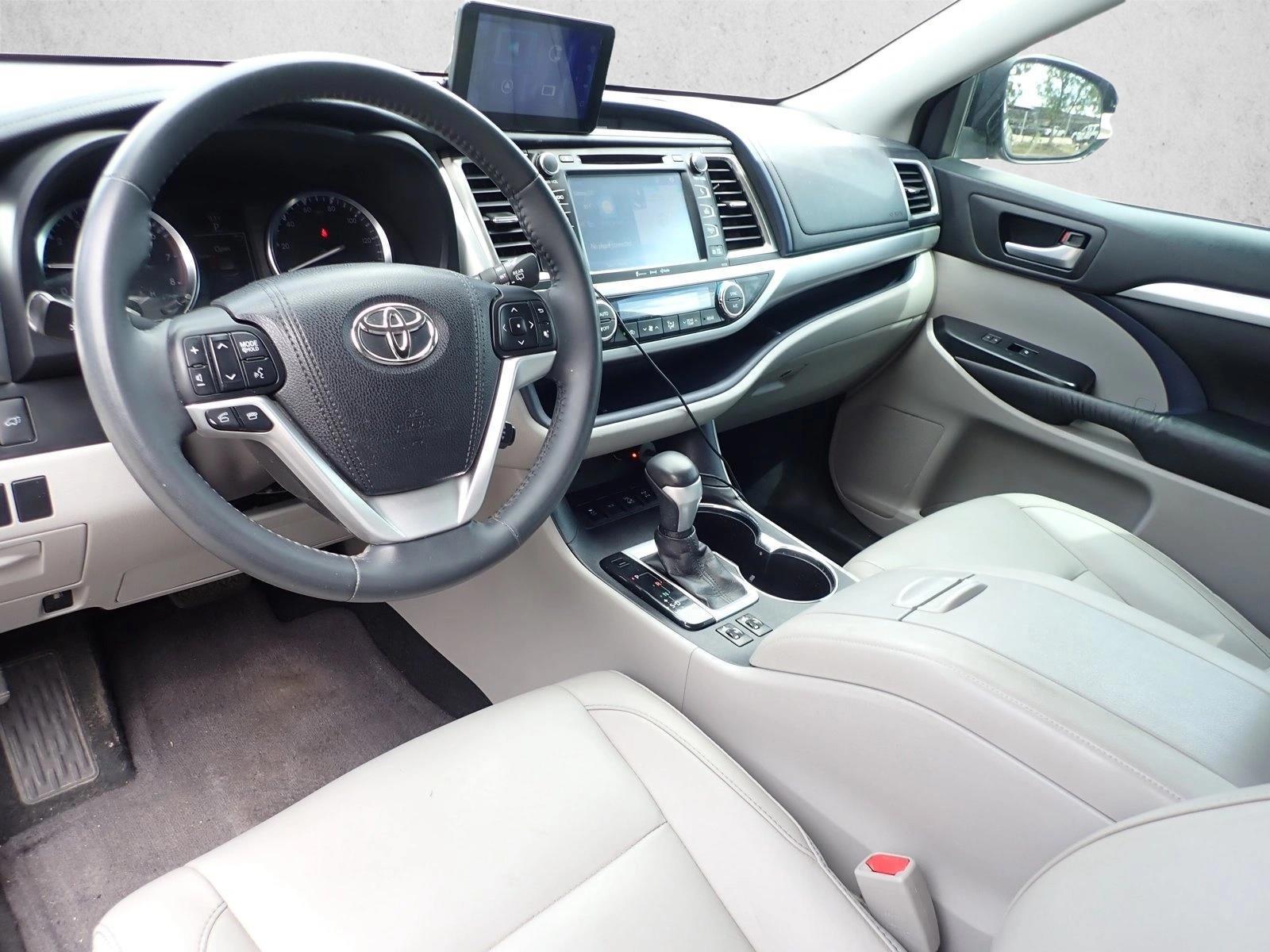 Thumbnail: 2016 Toyota Highlander - 3