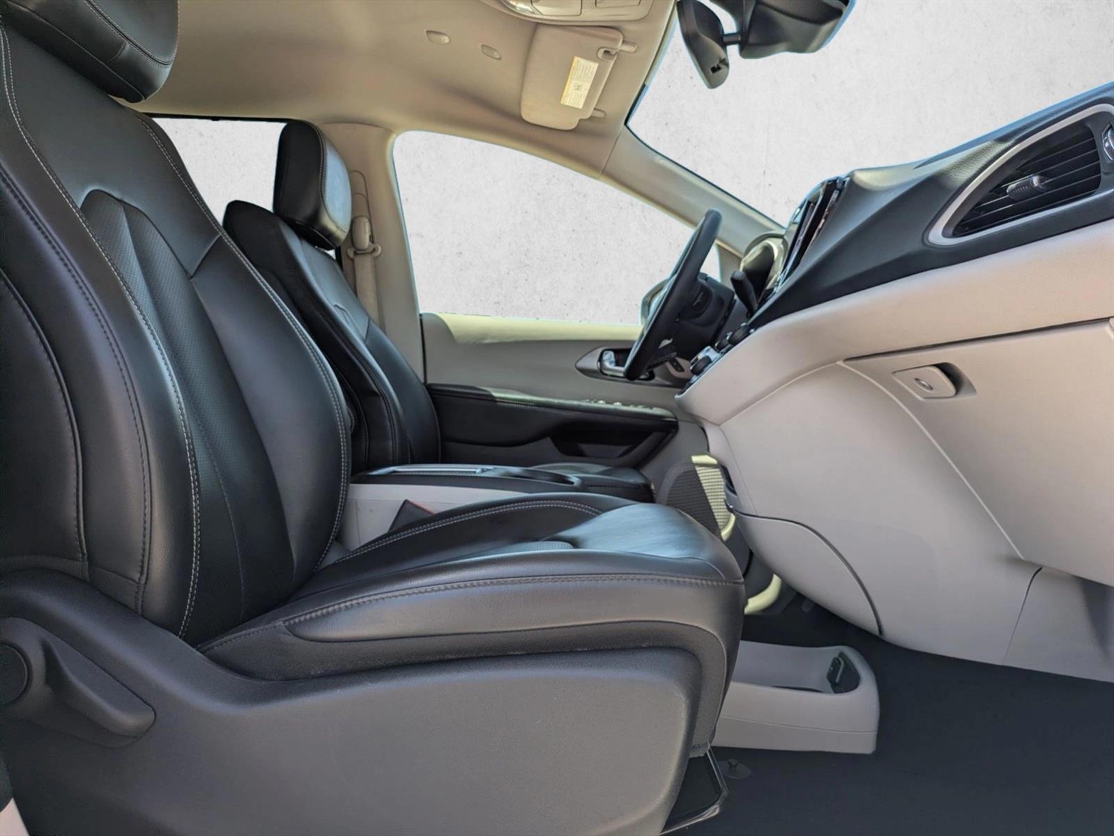 Thumbnail: 2023 Chrysler Pacifica - 6