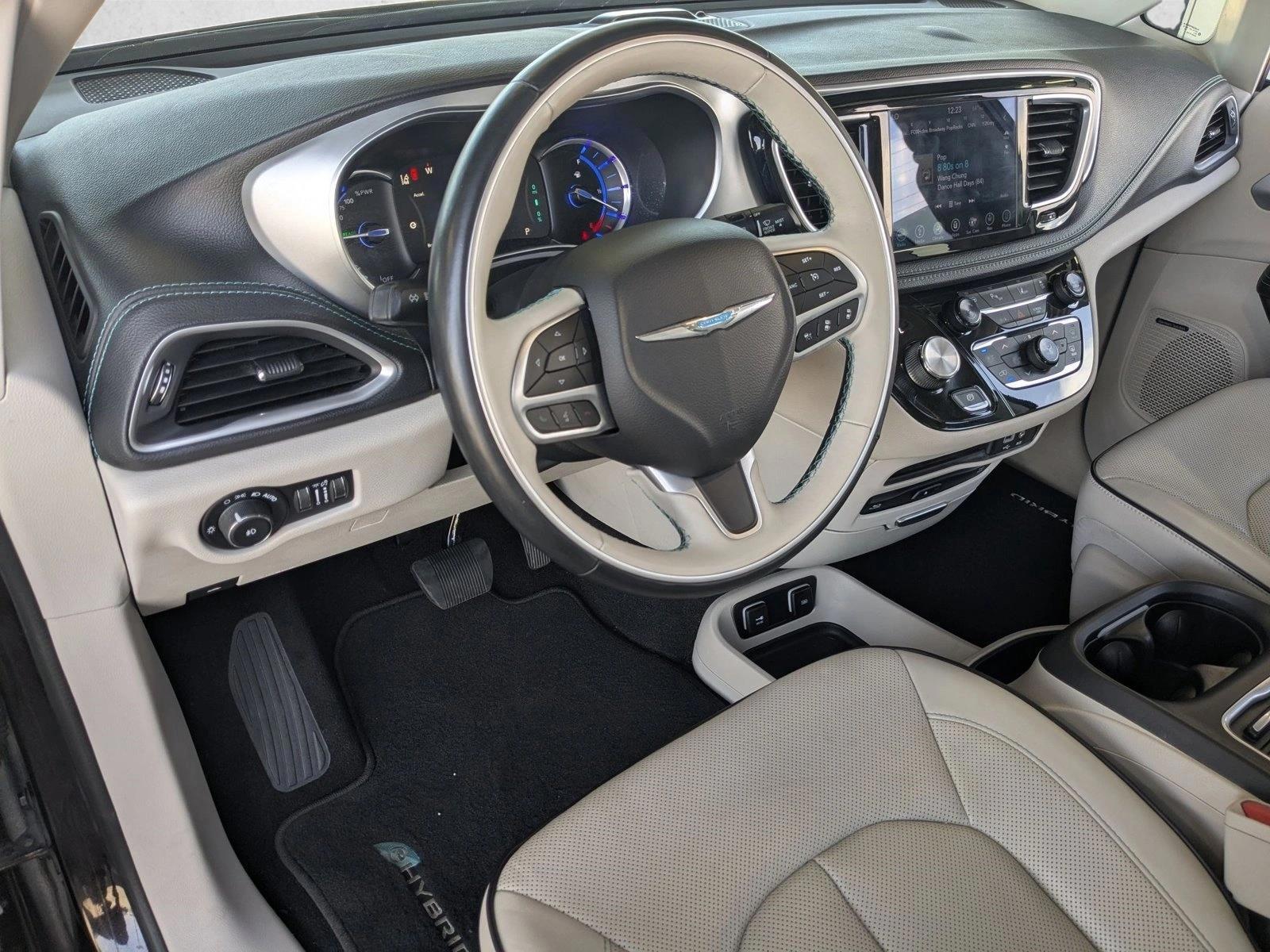 Thumbnail: 2018 Chrysler Pacifica - 3