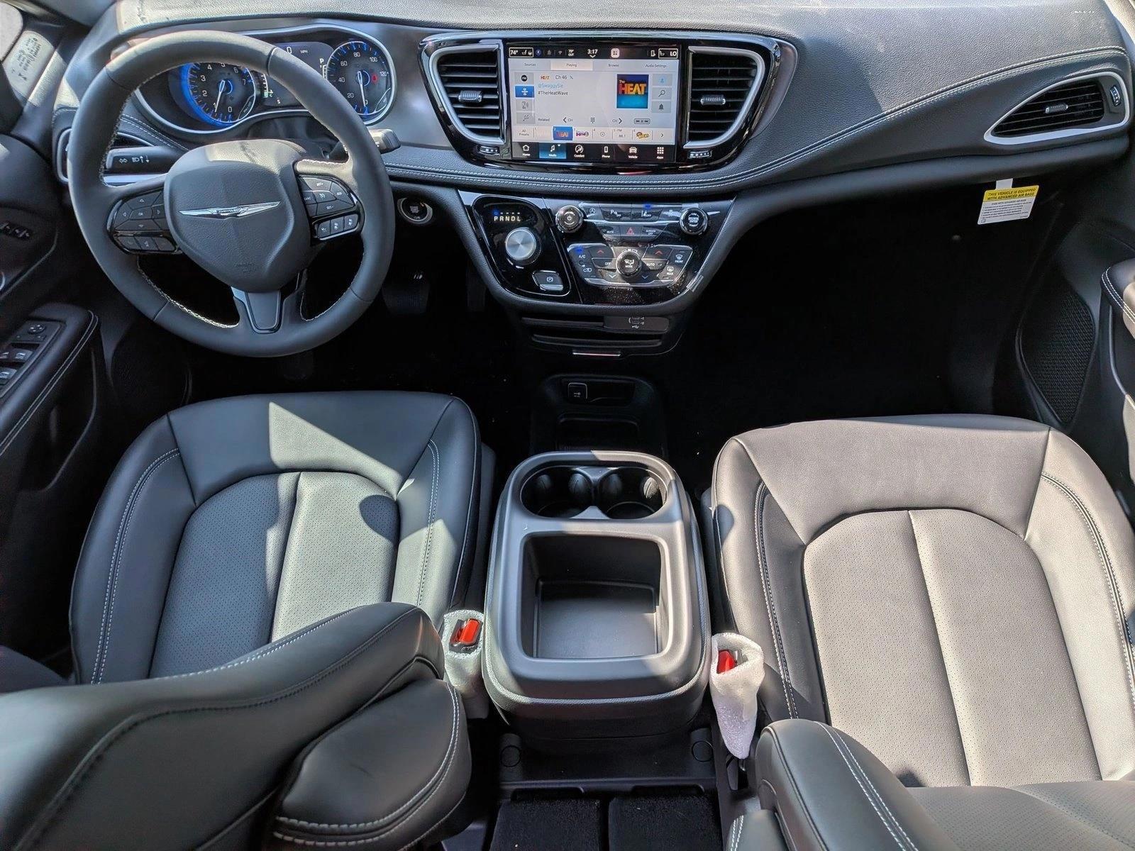 Thumbnail: 2026 Chrysler Pacifica - 3
