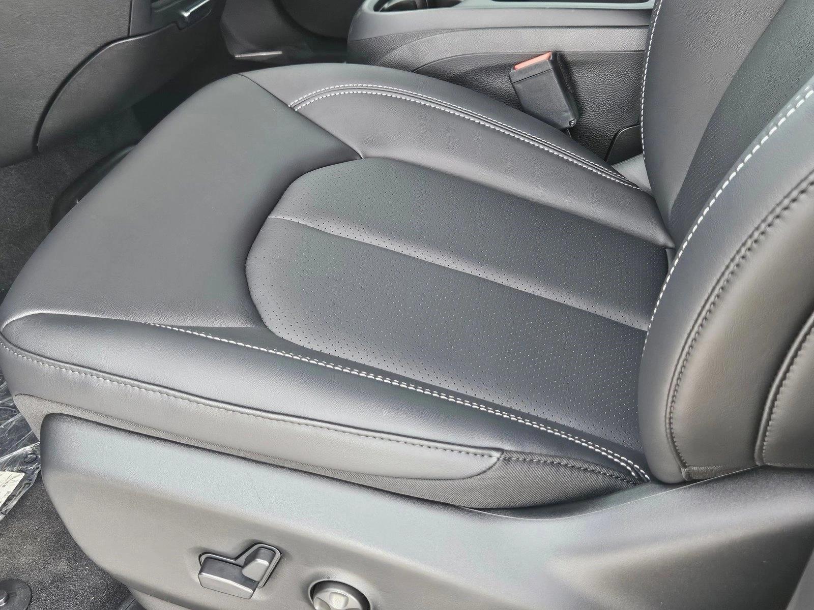 Thumbnail: 2026 Chrysler Pacifica - 4