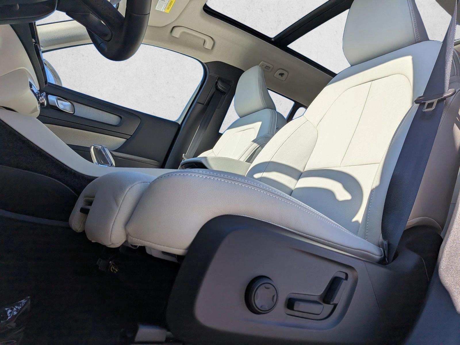 Thumbnail: 2026 Volvo XC40 - 4