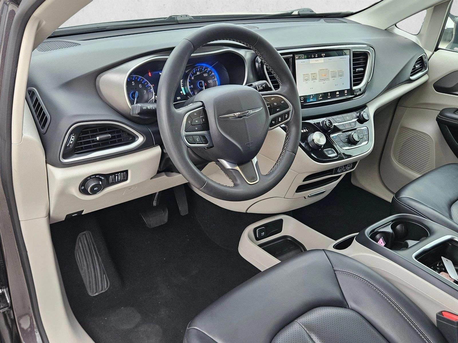 Thumbnail: 2023 Chrysler Pacifica - 3