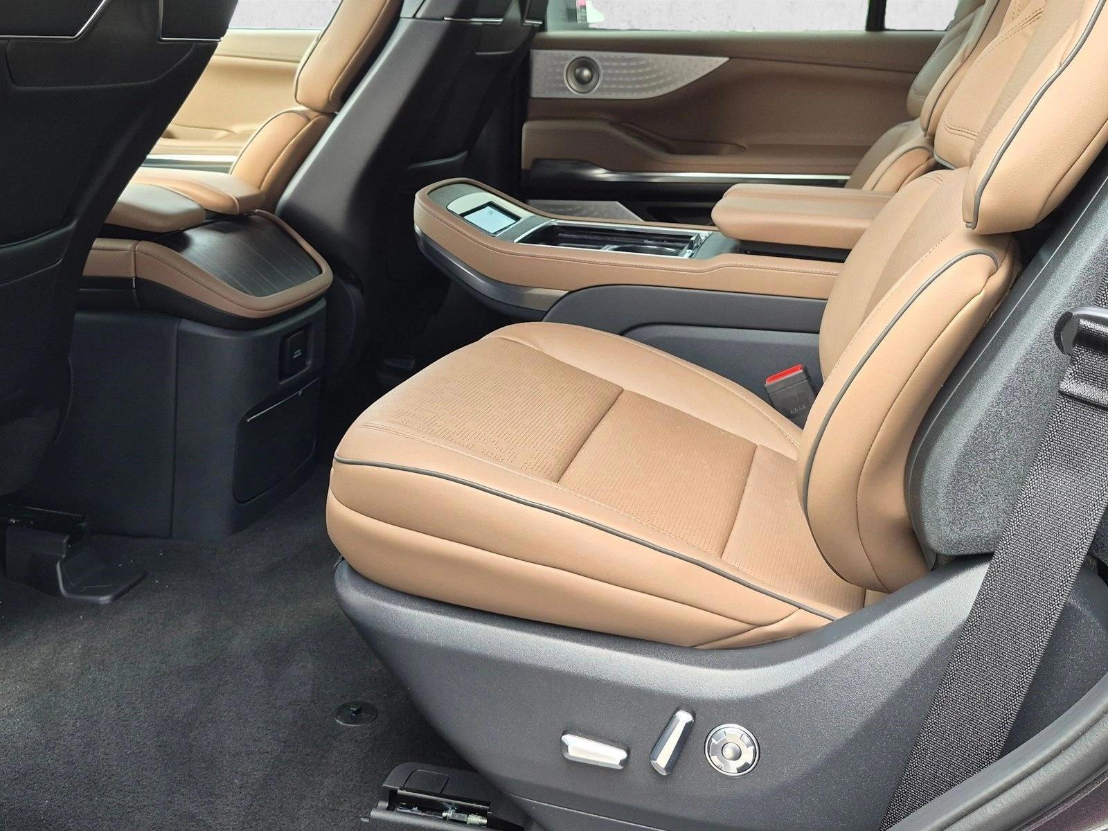 Thumbnail: 2026 Lincoln Navigator - 5