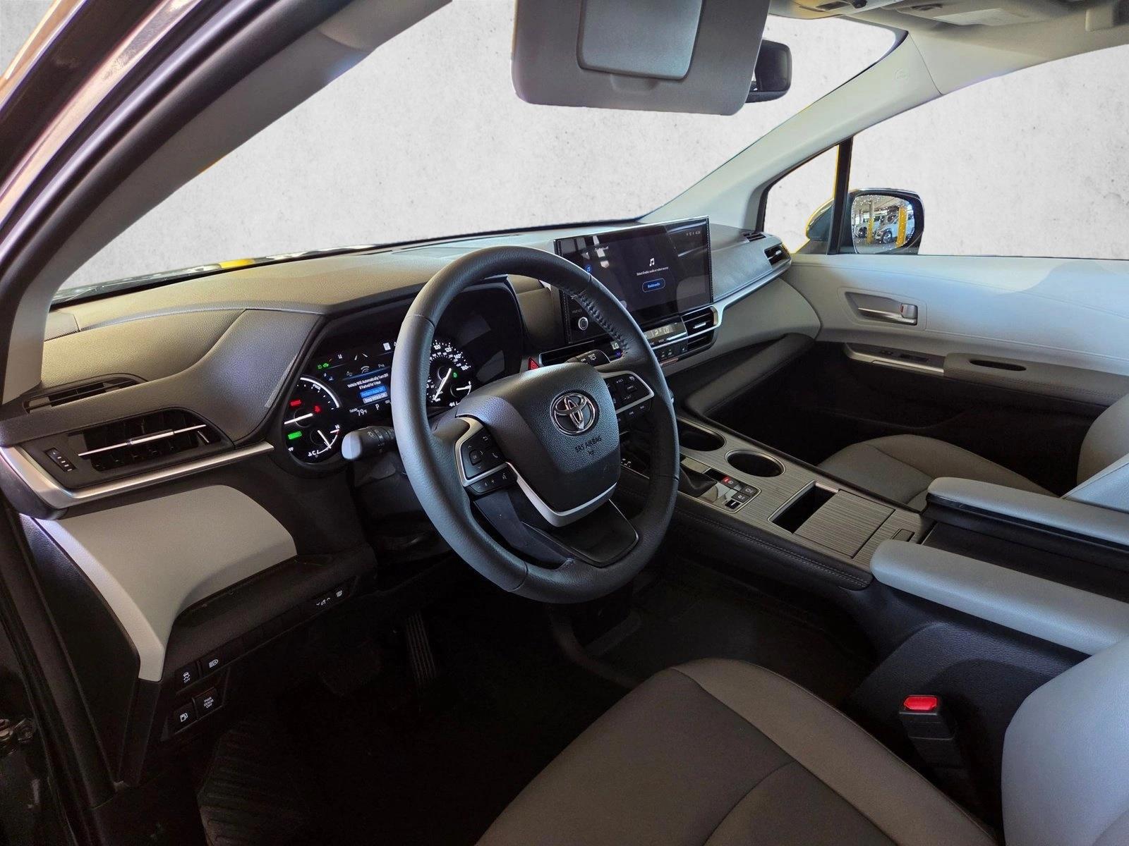 Thumbnail: 2026 Toyota Sienna - 3