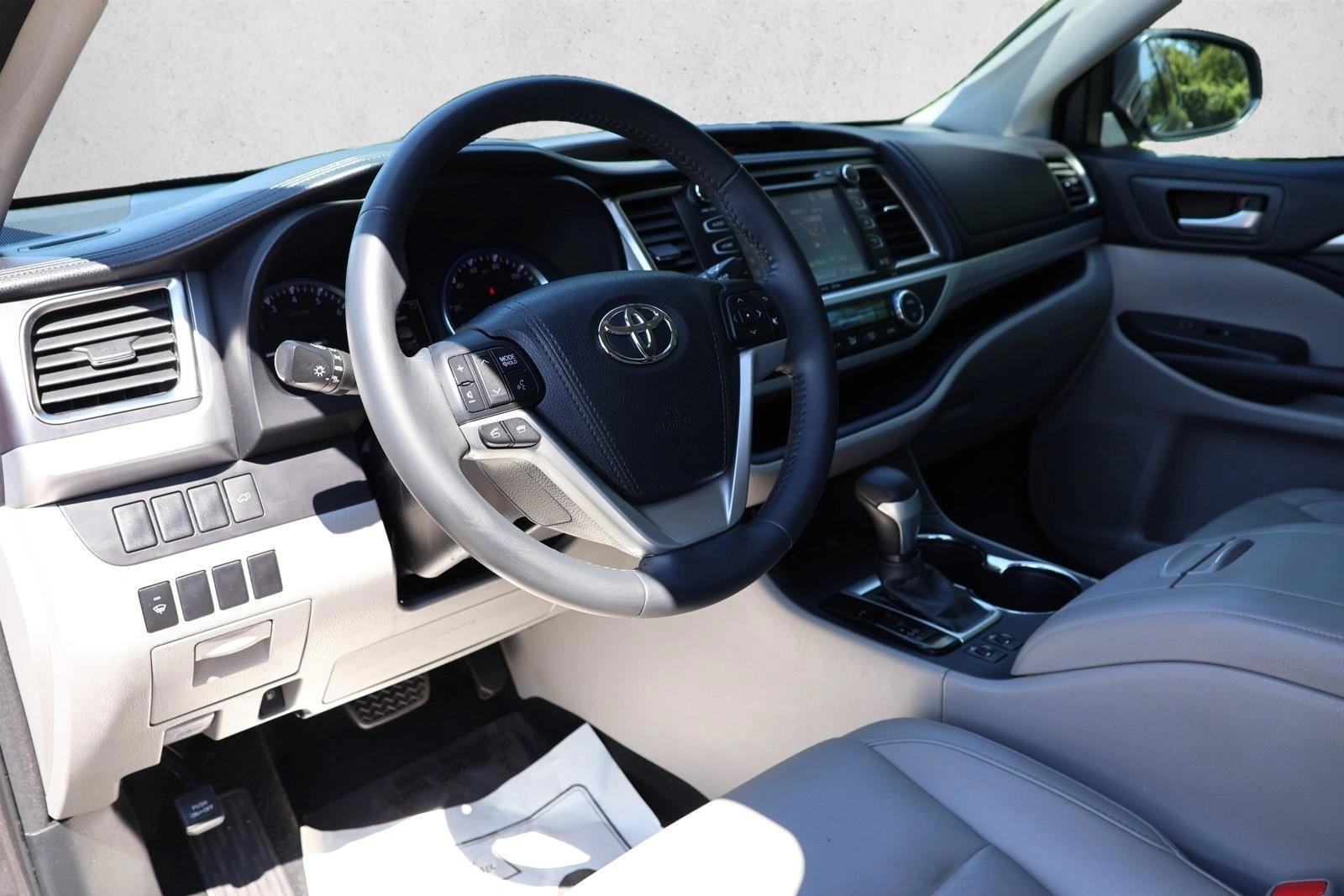 Thumbnail: 2016 Toyota Highlander - 3