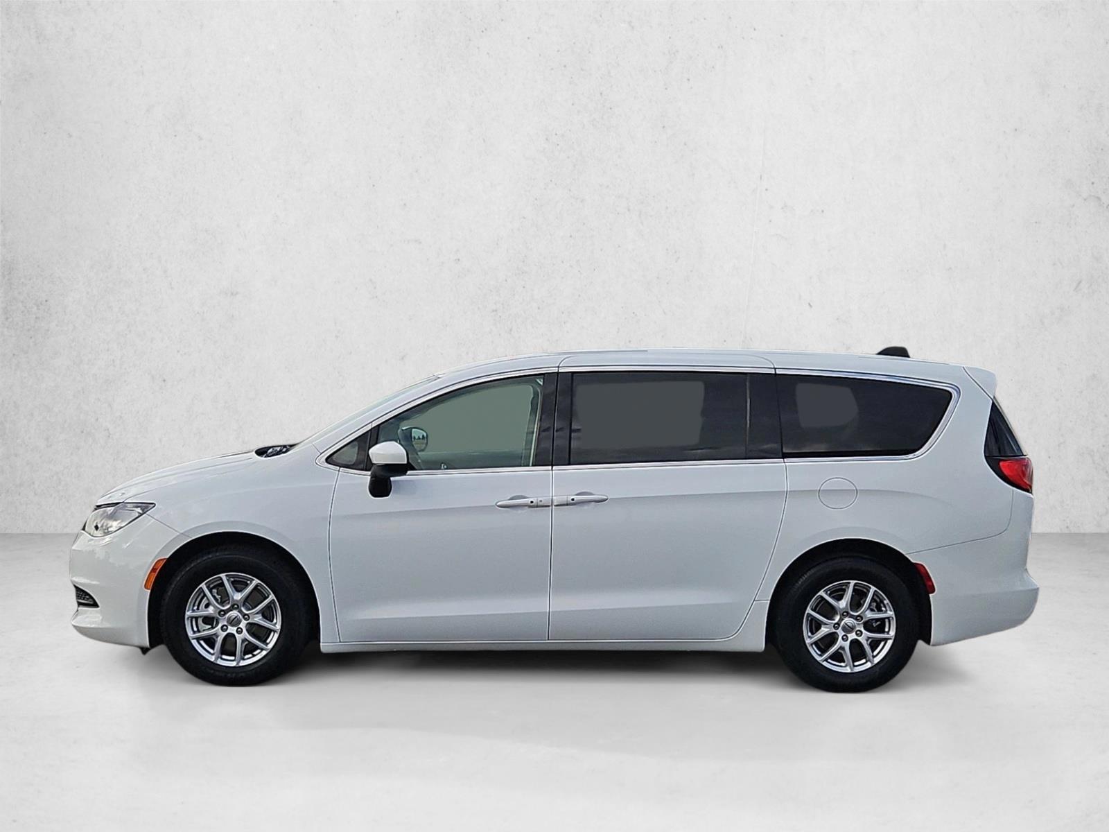 2022 Chrysler Voyager LX - Photo 9