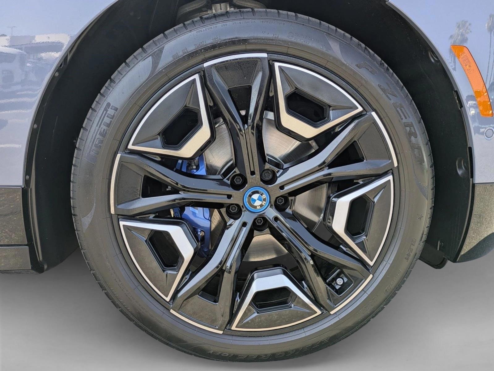 2025 BMW iX M60 - Photo 24