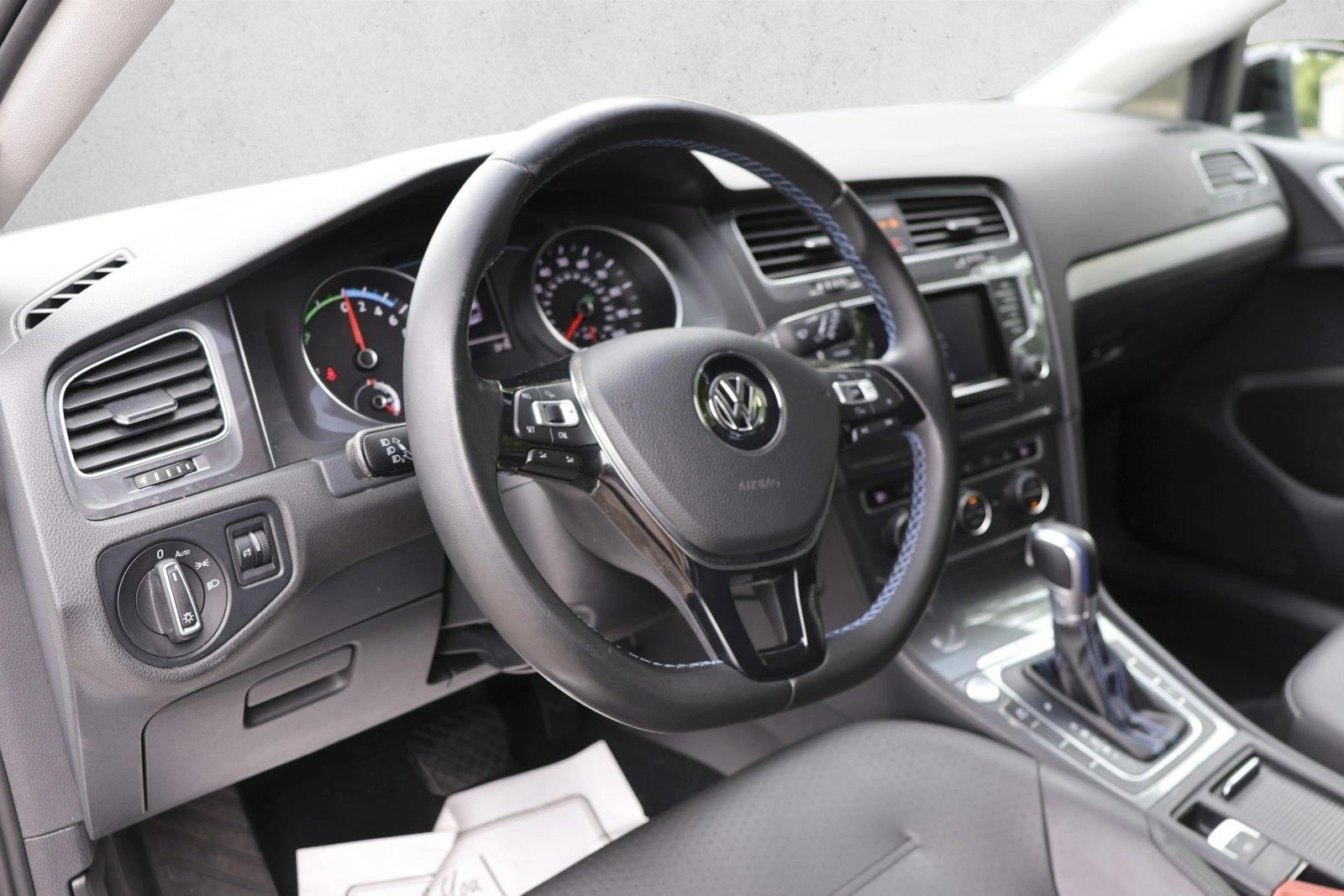 Thumbnail: 2015 Volkswagen e-Golf - 3