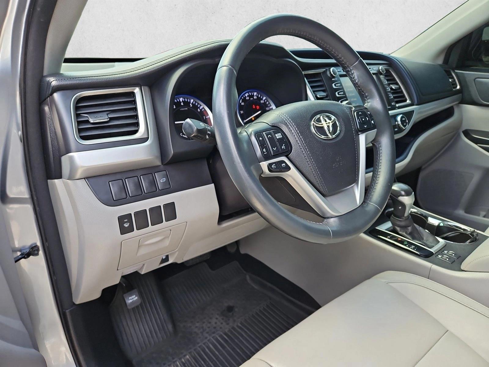 Thumbnail: 2016 Toyota Highlander - 3