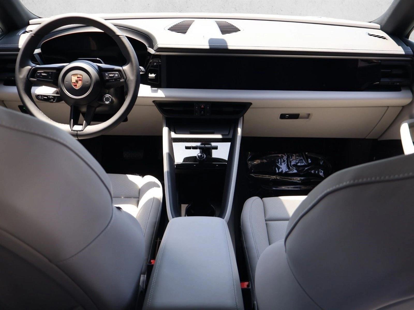 Thumbnail: 2026 Porsche Macan - 4