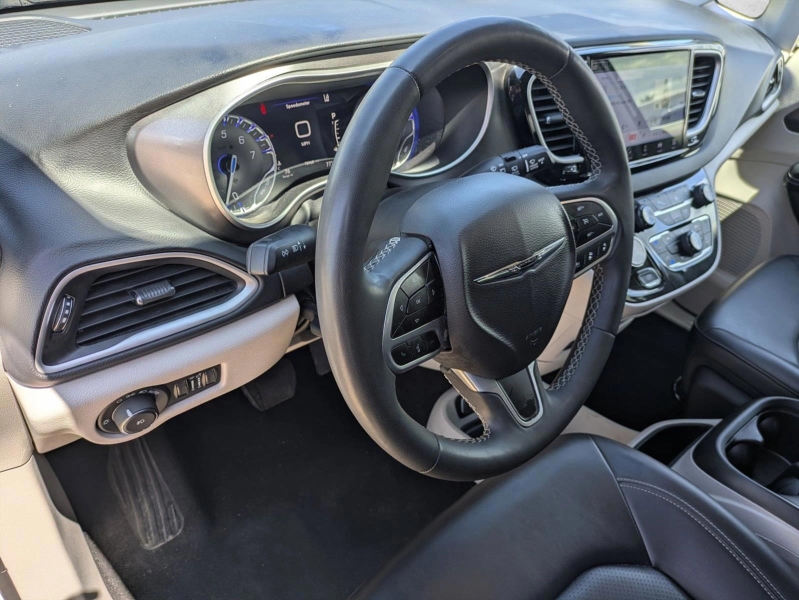 Thumbnail: 2023 Chrysler Pacifica - 3