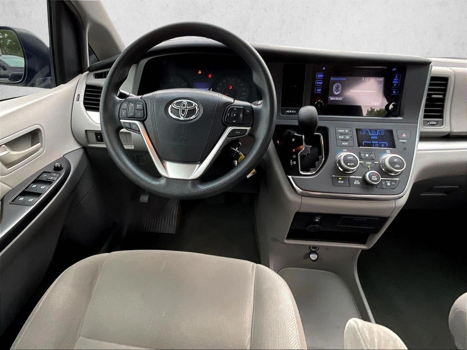 Thumbnail: 2017 Toyota Sienna - 3