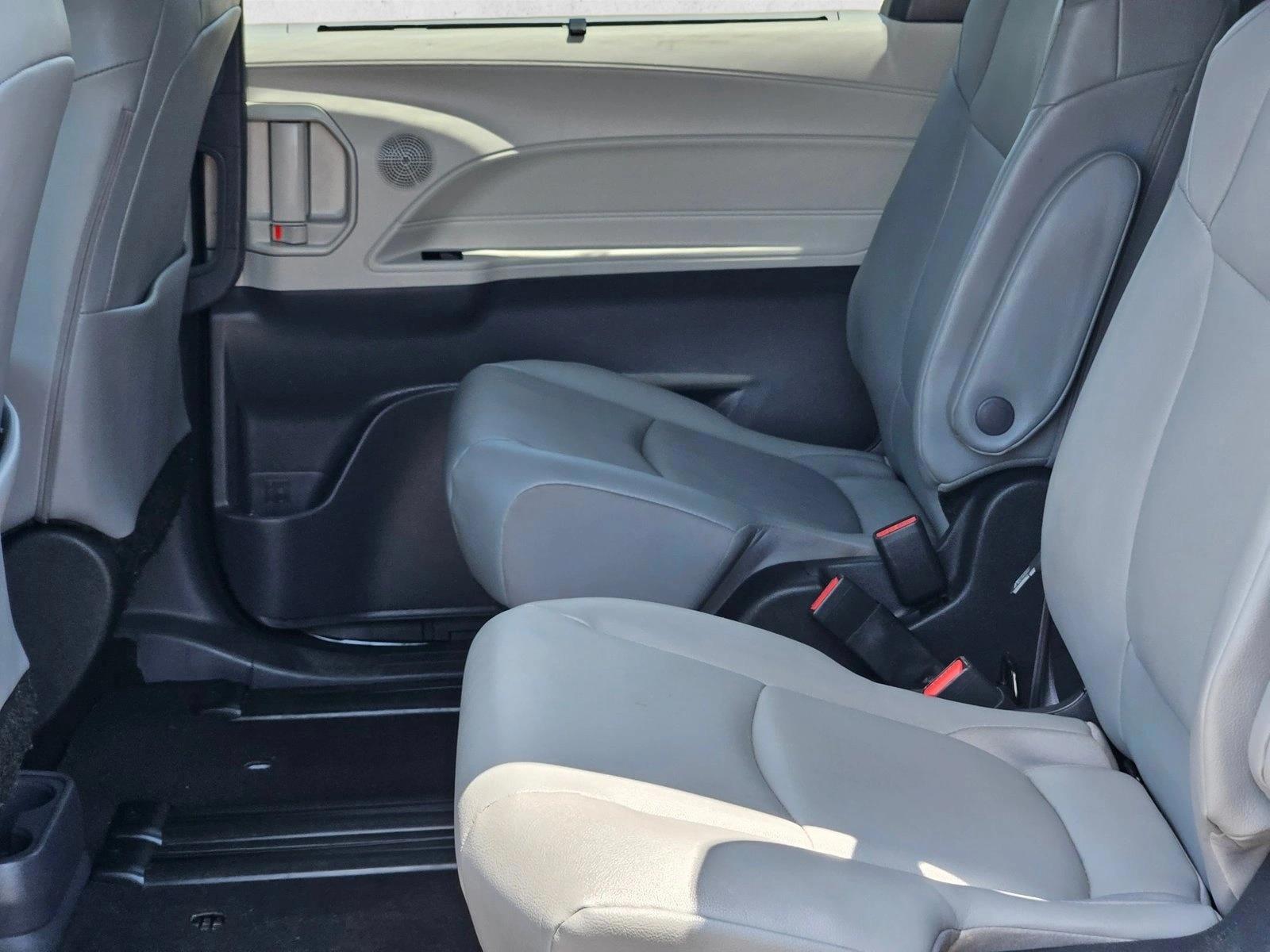 2023 Toyota Sienna XLE - Photo 18